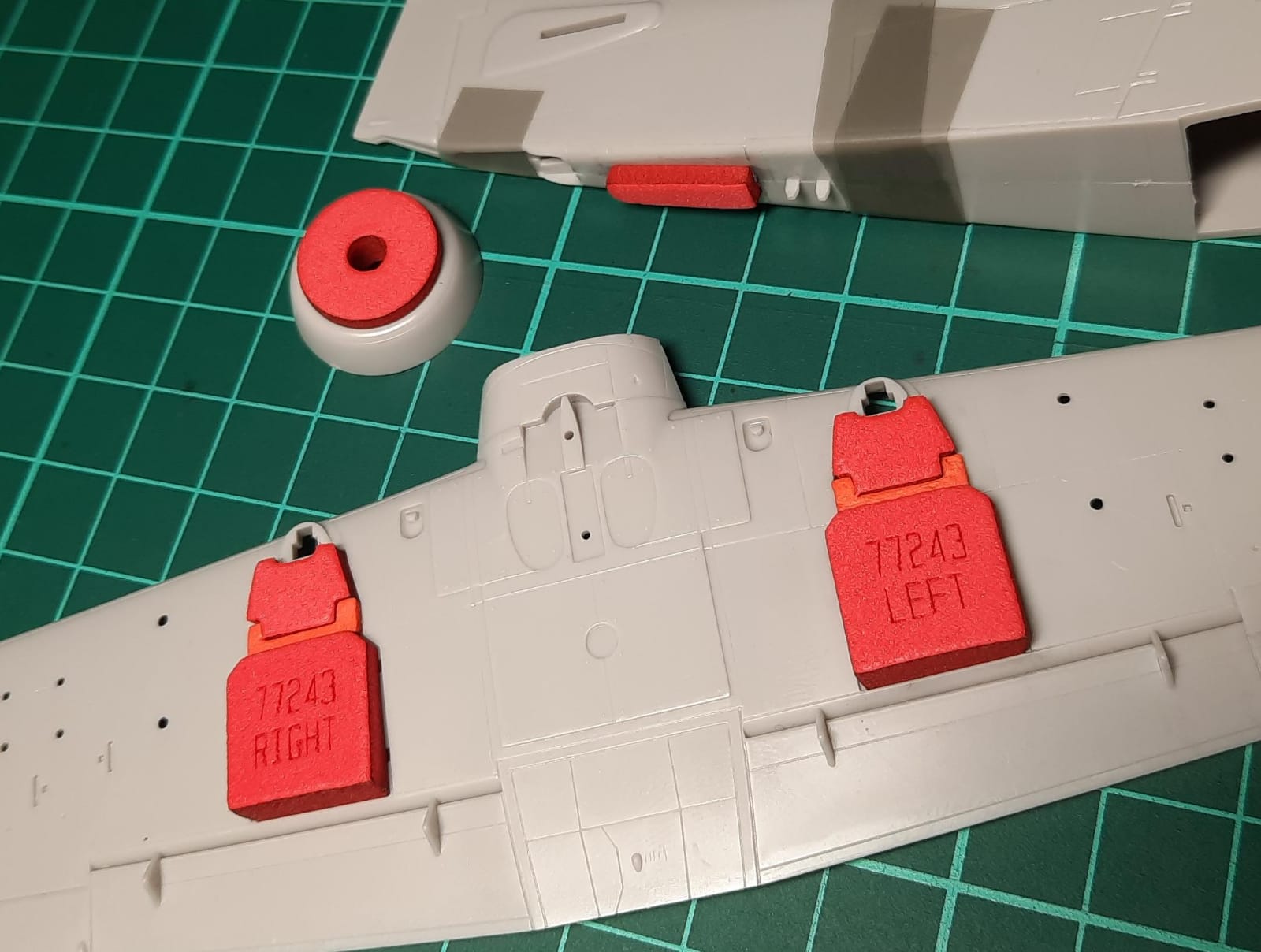 77243 1/72 A-1H/J Skyraider wheel bay plugs (for Hasegawa/Hobby 2000))